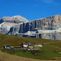 refuge Friedrich-August sur fond de Piz Boé