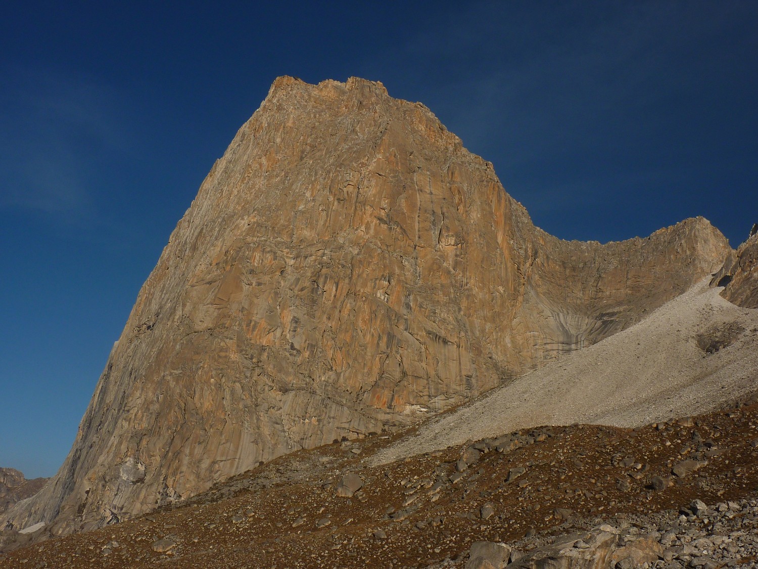 Cara este del cerro Parón (La Esfinge)