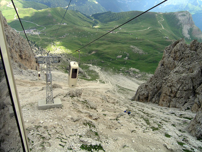 Arrivée du télécabine à la forcella del Sassolungo Arrivée du télécabine à la forcella del Sassolungo