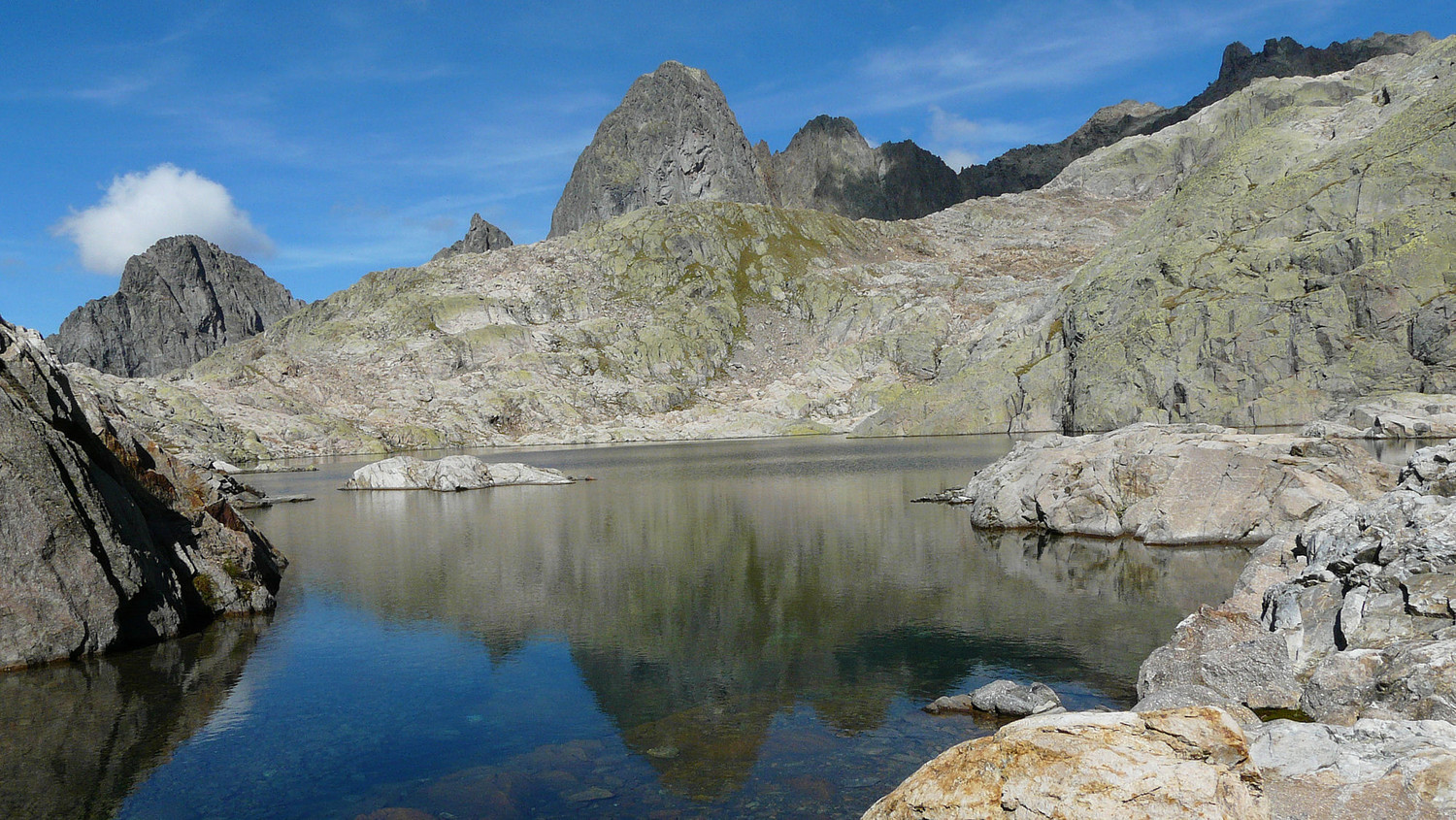 Lac Noir inférieur et le Pouce en reflet (Aiguilles Rouges)