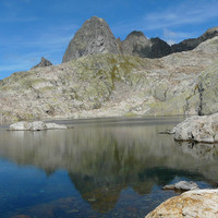 Lac Noir inférieur et le Pouce en reflet (Aiguilles Rouges)