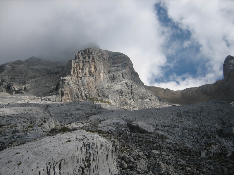 Col des Verts à droite et sommet de la Percée dans les nuages