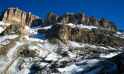 Vue sur les faces S du massif du Sella, depuis le Passo Pordoi Vue sur les faces S du massif du Sella, depuis le Passo Pordoi