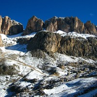 Vue sur les faces S du massif du Sella, depuis le Passo Pordoi