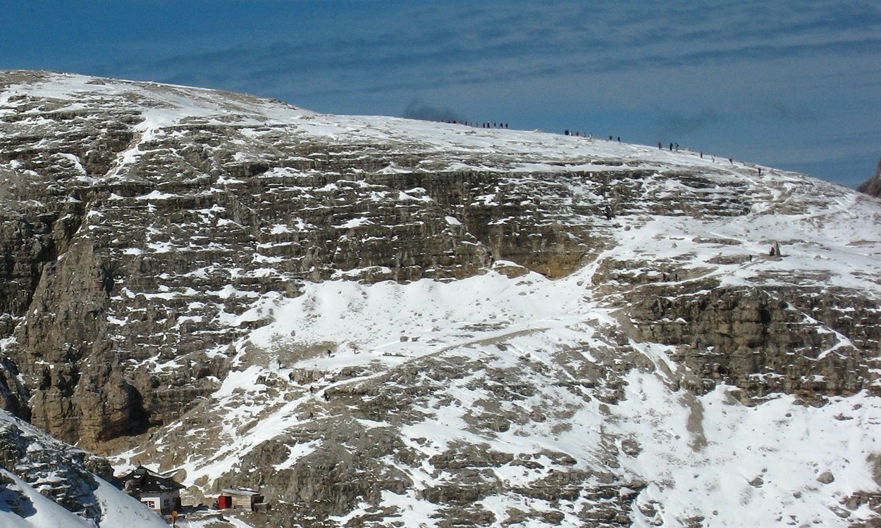 Nous ne serons pas seuls... (descente de la benne du Sass Pordoi)