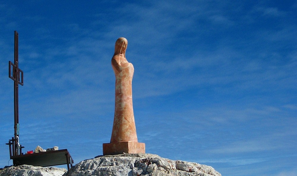 Croix et Vierge au sommet du Piz Boè. Une pensée pour Aurore et François en cet instant.