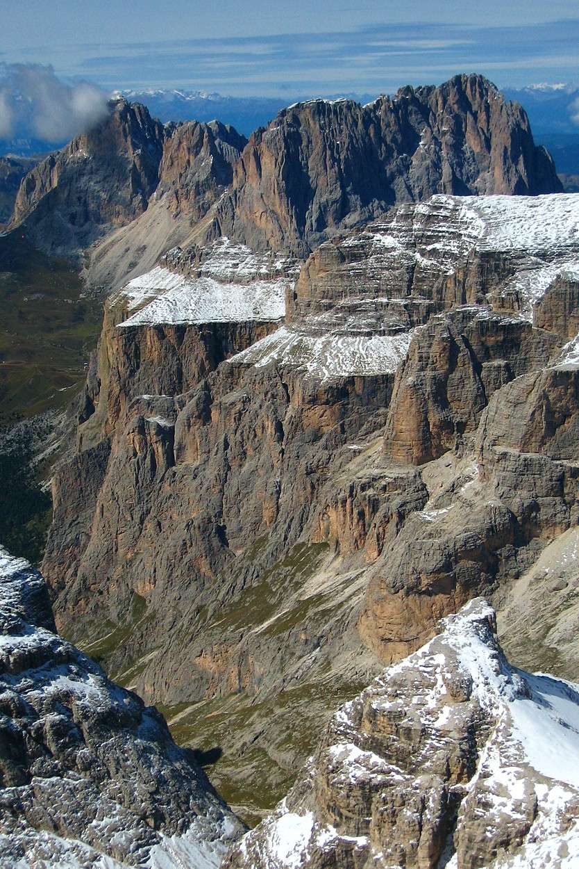 Sassolungo (au fond à D) devant les plateaux enneigés du Sella