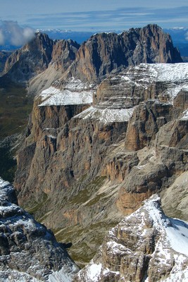 Sassolungo (au fond à D) devant les plateaux enneigés du Sella