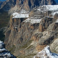 Sassolungo (au fond à D) devant les plateaux enneigés du Sella