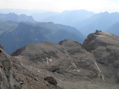 Forcella, rifugio et Sass Pordoï, face N Forcella, rifugio et Sass Pordoï, face N