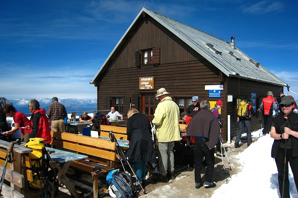 Cabane Fassa au sommet du Piz Boè
