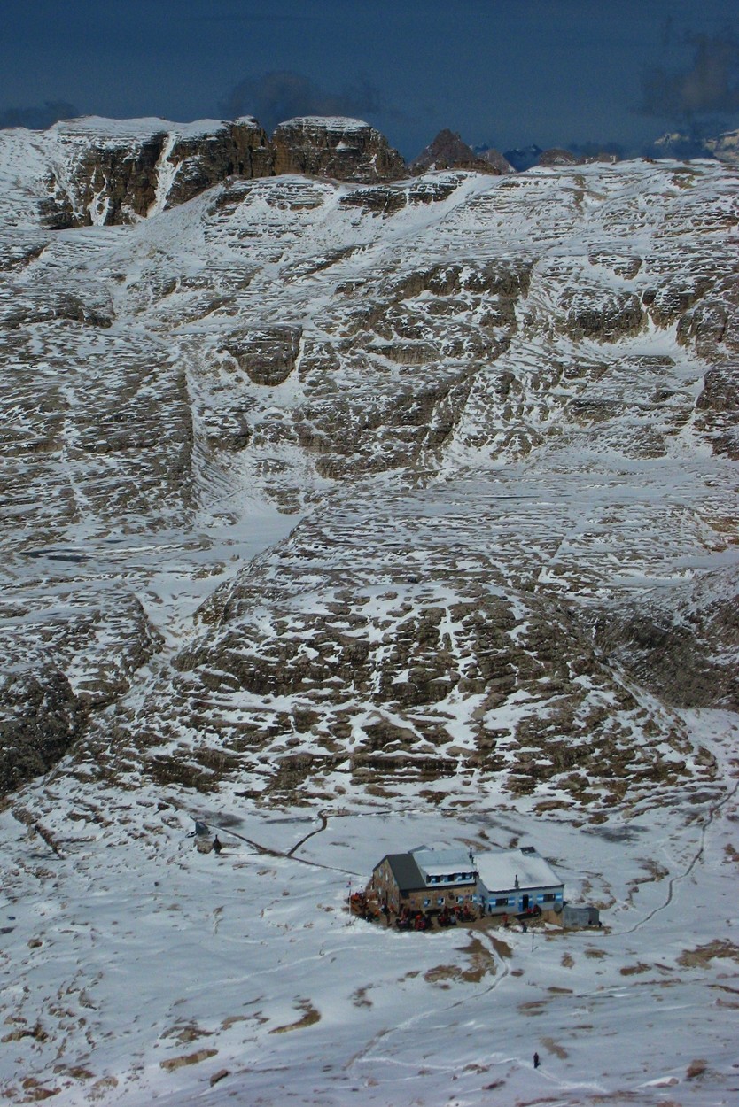 refuge Boè devant les plateaux lunaires du Sella