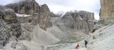 Descente du Val Lasties, valon del Fos au fond Descente du Val Lasties, valon del Fos au fond