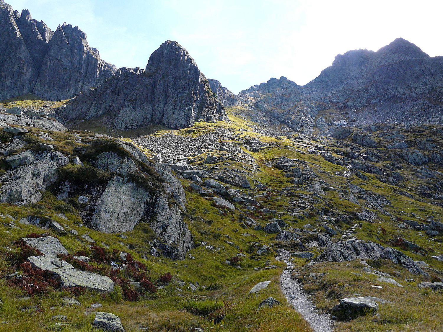 La descente vers l'Arlevé (ou la montée vers le col du Brévent)