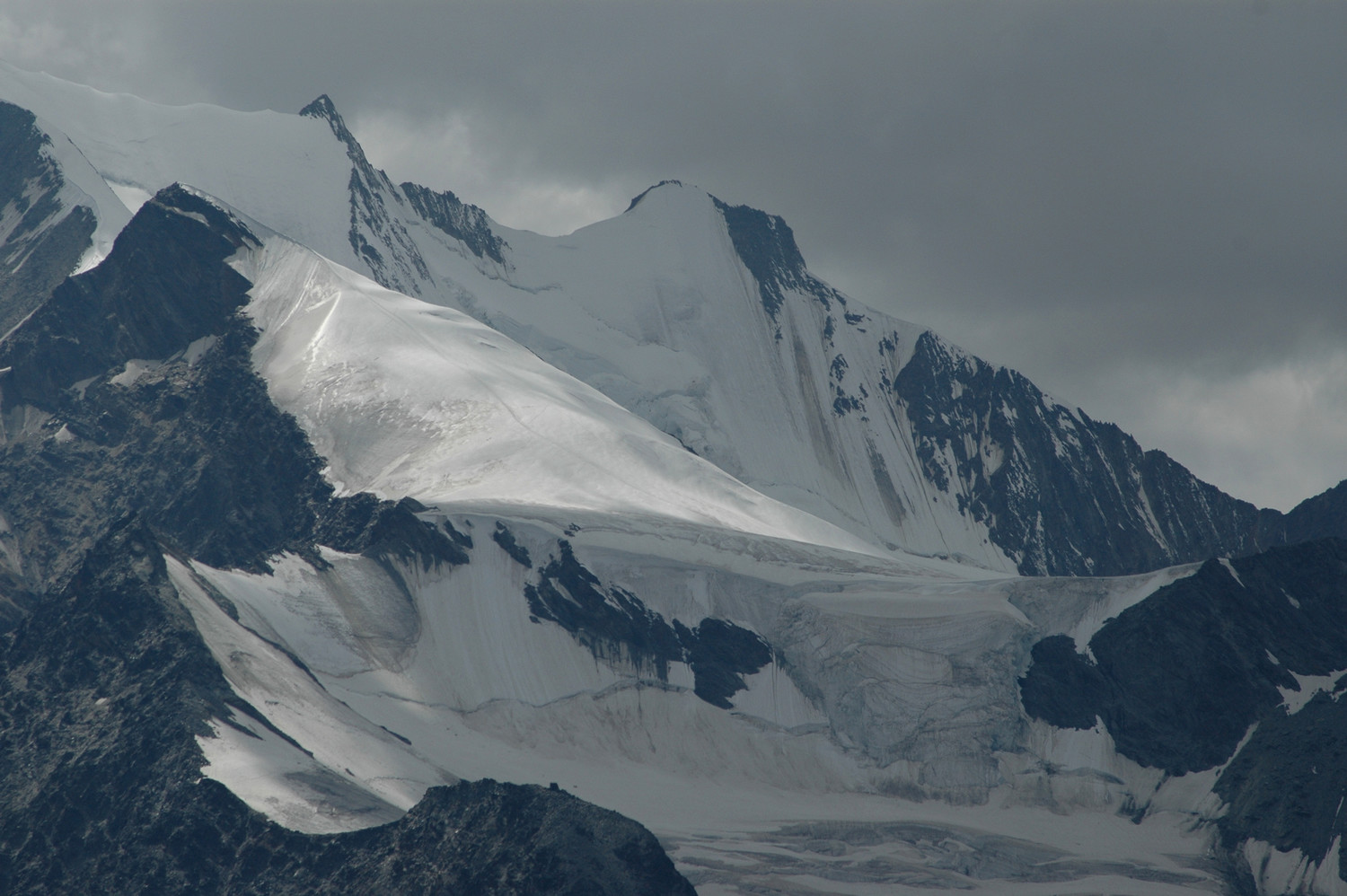 Ulrichshorn , croupe NE, au fond :Stecknadelhorn - Hobärghorn. 08/2009