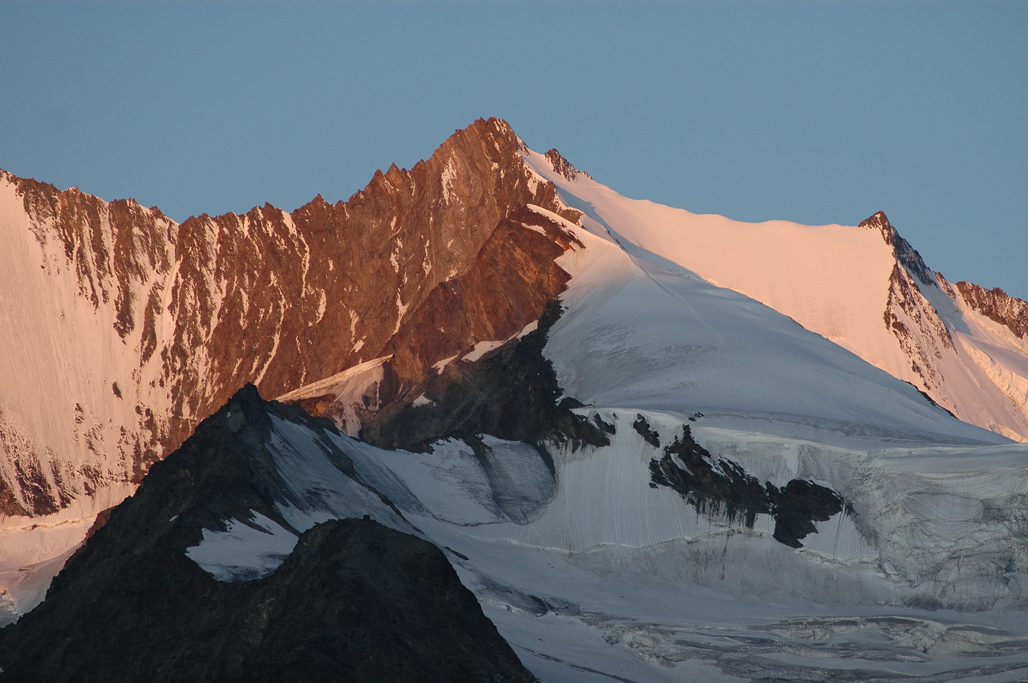 Nadelhorn 4327m et Ulrichshorn devant. 08/2009