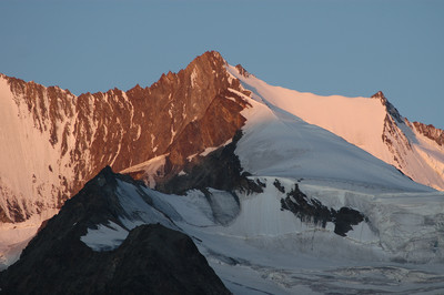 Nadelhorn 4327m et Ulrichshorn devant. 08/2009, par omα