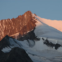 Nadelhorn 4327m et Ulrichshorn devant. 08/2009, par omα