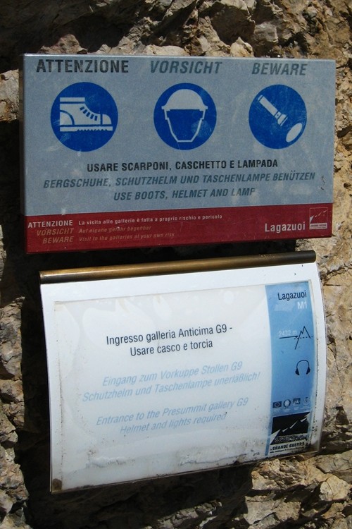 Indications à l'entrée de la galerie