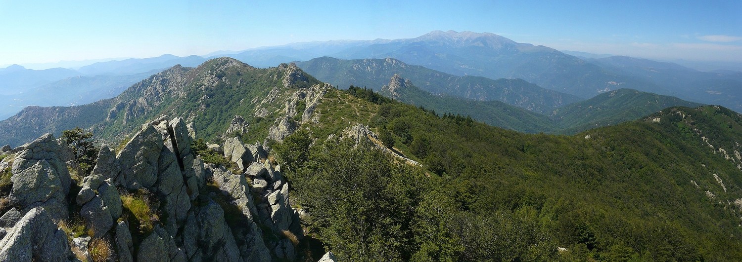 Vista cap al Canigó des del roc de Frausa
