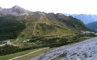 Passo di Falzarego (à droite), descente vers Cortina à gauche Passo di Falzarego (à droite), descente vers Cortina à gauche