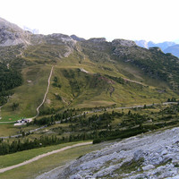 Passo di Falzarego (à droite), descente vers Cortina à gauche