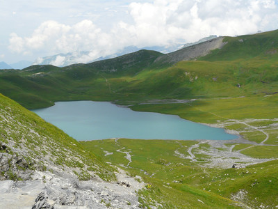 Le lac d'Anterne (les Fiz) et le petit col d'Anterne derrière Le lac d'Anterne (les Fiz) et le petit col d'Anterne derrière