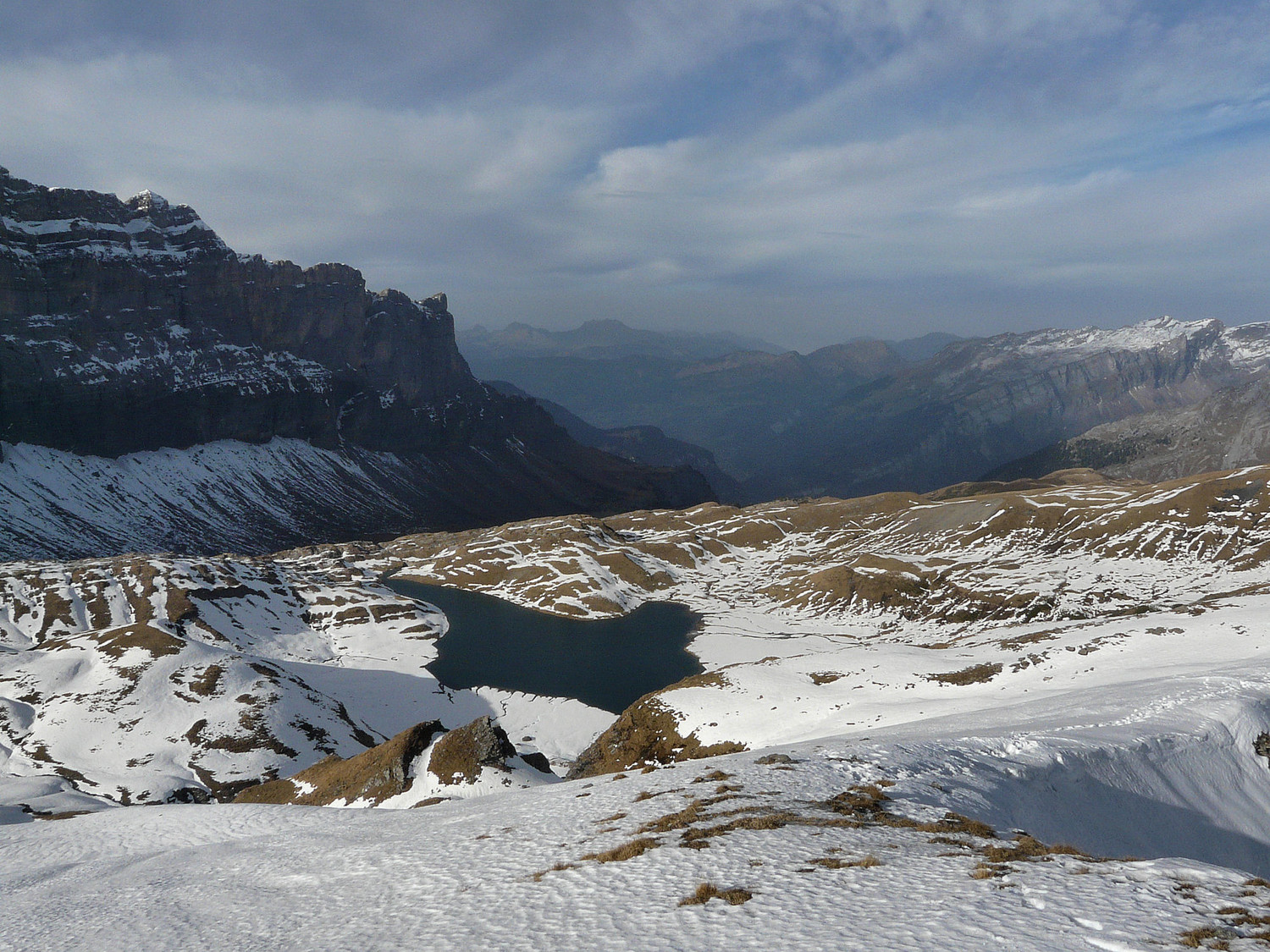 Le lac d'Anterne et le collet d'Anterne derrière
