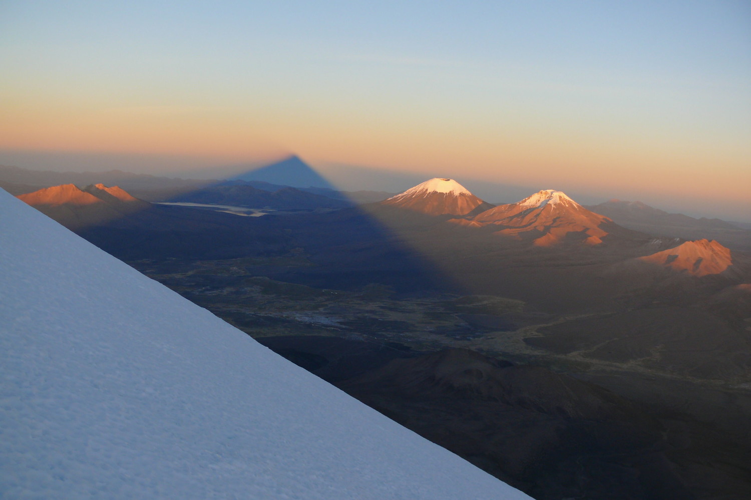 L'ombre du volcan Sajama (Bolivie)