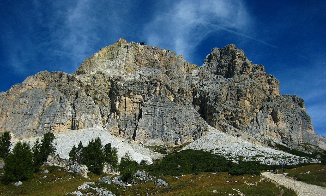 Face S du Petit Lagazuoi ; la galerie se trouve dans la tour de droite