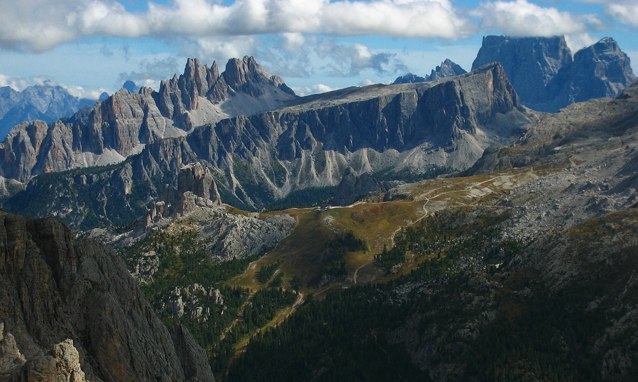 Cinque Torri au premier plan à G