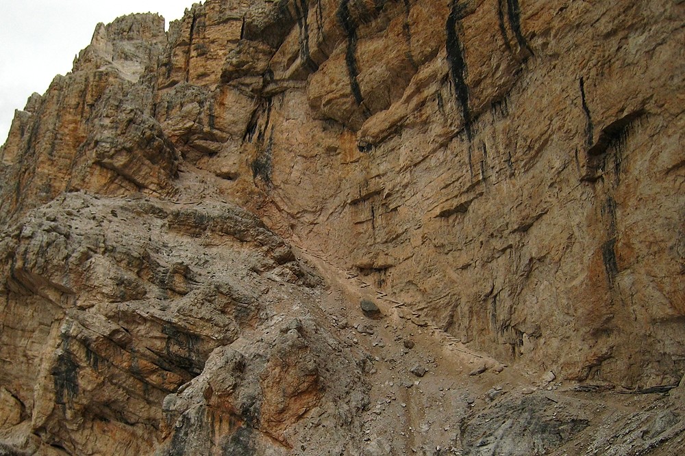 Descente en versant W du Lagazuoi Grande
