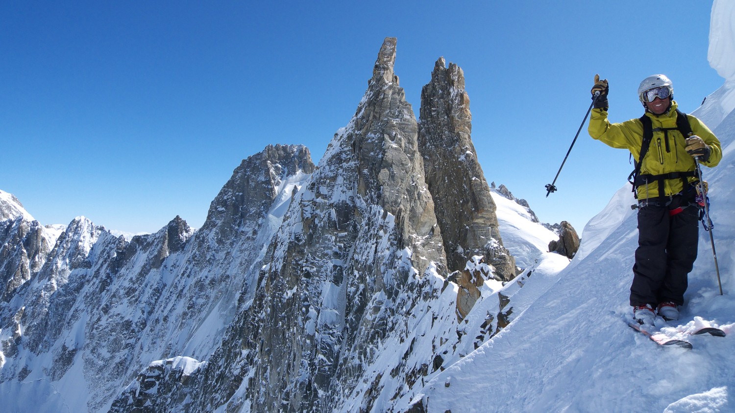 Col des Cristaux. Les aiguilles Ravanel et Mummery surveillent le départ de Ryan en télémark.