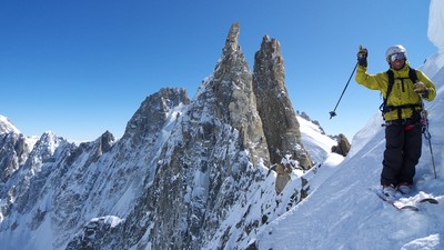 Col des Cristaux. Les aiguilles Ravanel et Mummery surveillent le départ de Ryan en télémark. Col des Cristaux. Les aiguilles Ravanel et Mummery surveillent le départ de Ryan en télémark.