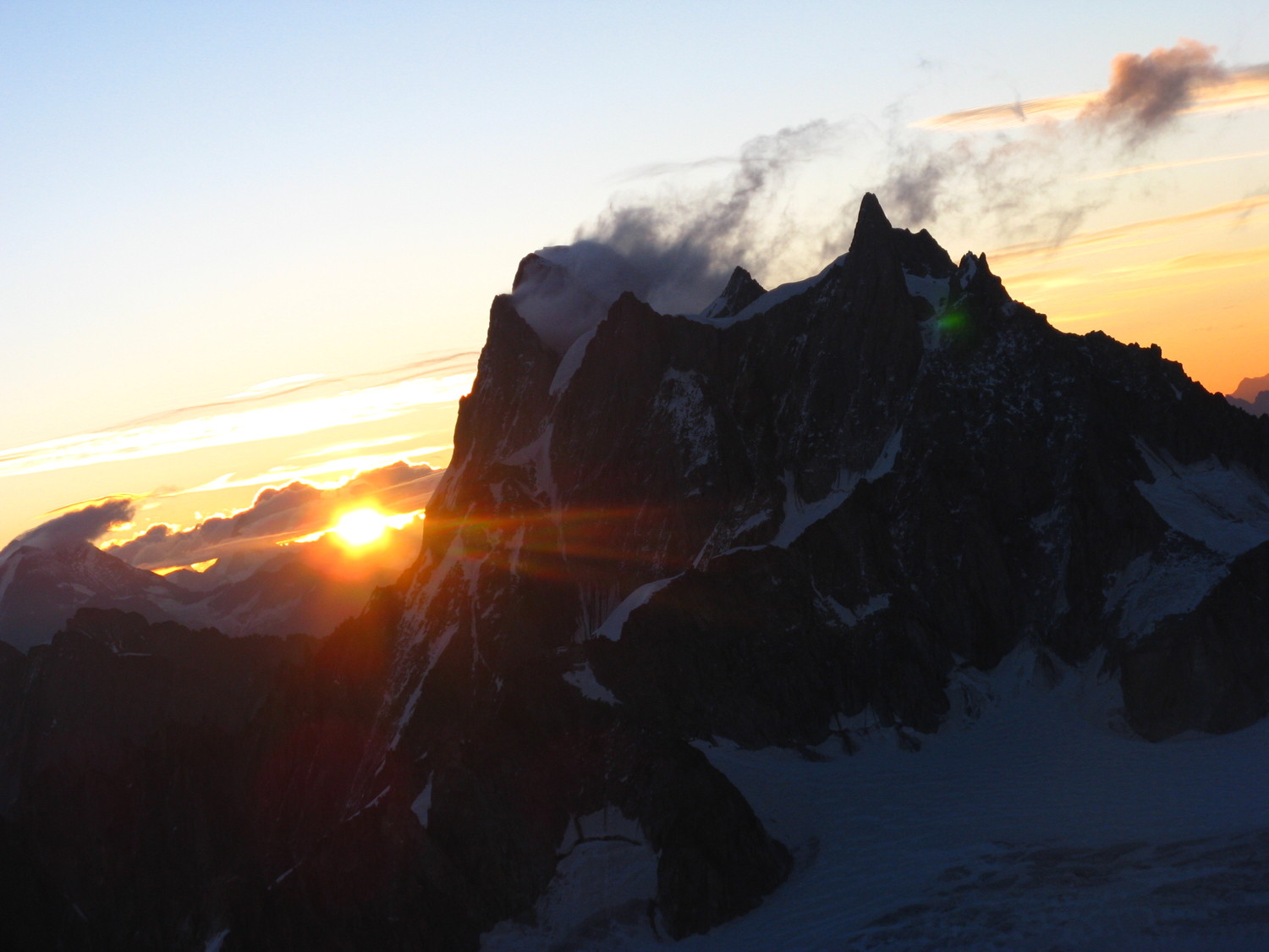 Jorasses majestueuses au lever du jour