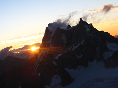 Jorasses majestueuses au lever du jour Jorasses majestueuses au lever du jour