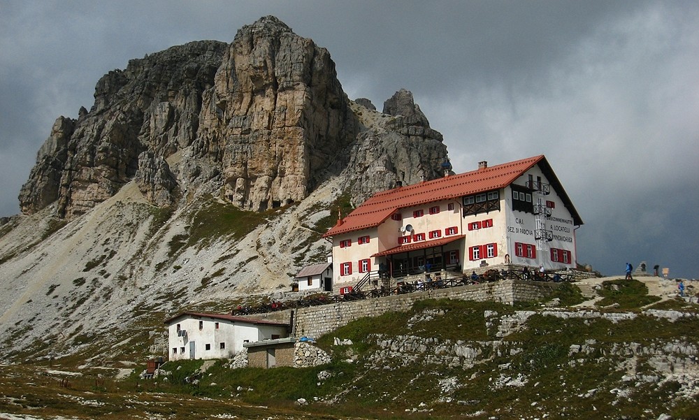 Le Refuge (CAI) Locatelli devant le Sasso di Sesto
