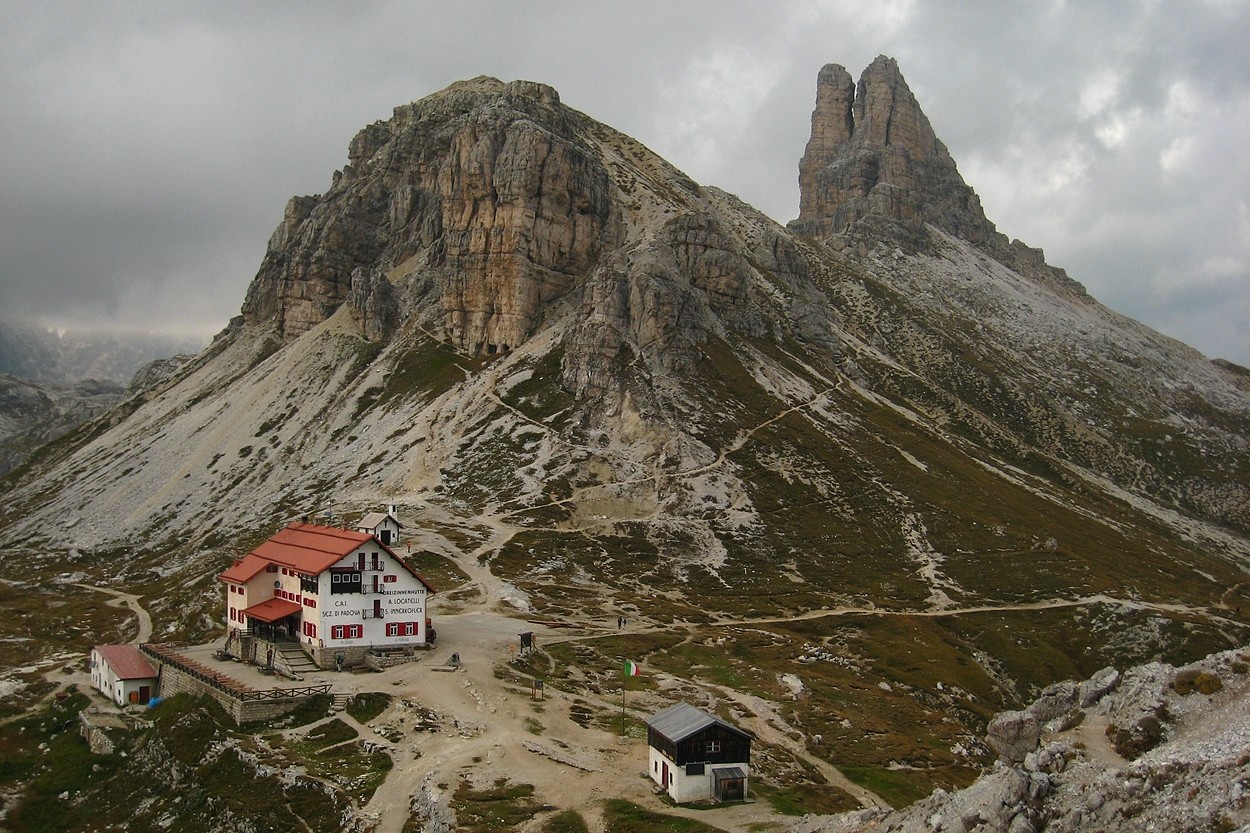 Refuge Locatelli devant le Sasso di Sesto et au fond la Torre di Toblin