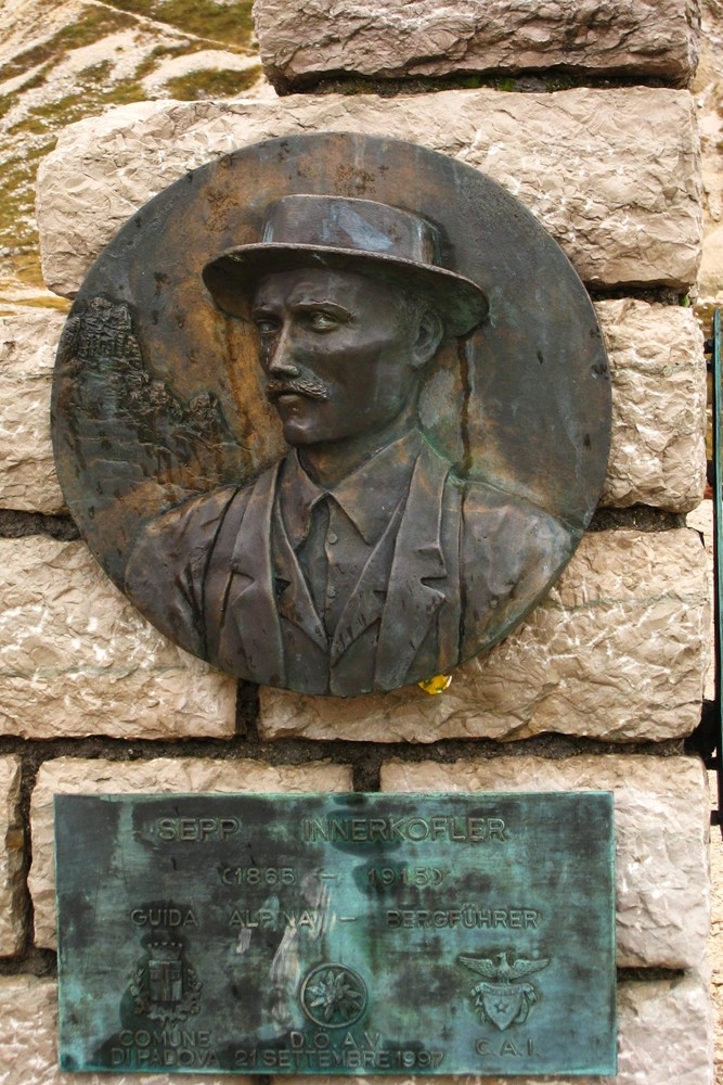 Plaque commémorative à la mémoire de Sepp Innerkofler, devant le Refuge Locatelli