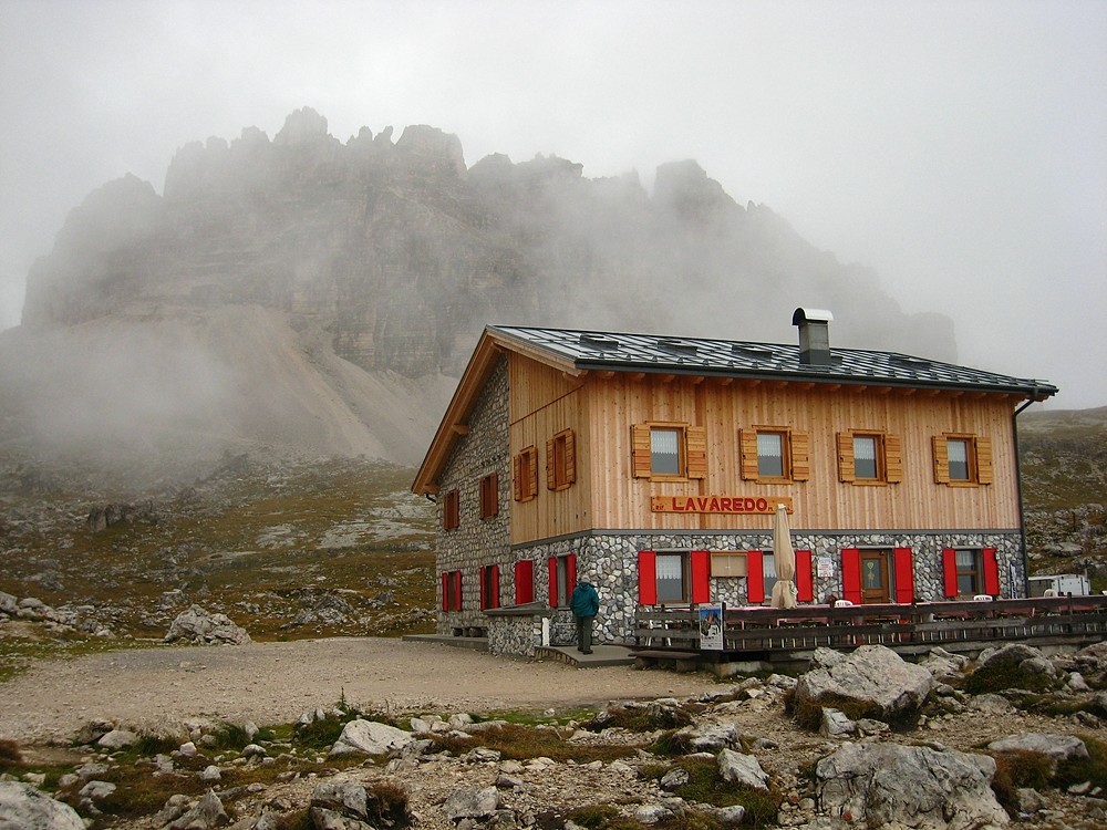 Refuge Lavaredo devant la Croda Passoporto