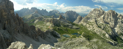 Refuge Locatelli et Torre di Toblin vus du sentier des Forcelle Refuge Locatelli et Torre di Toblin vus du sentier des Forcelle
