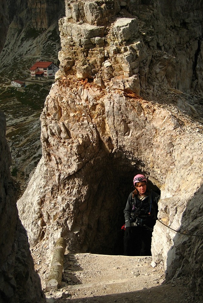 A la sortie d'une des galeries du Sentier Innerkofler au Monte Paterno