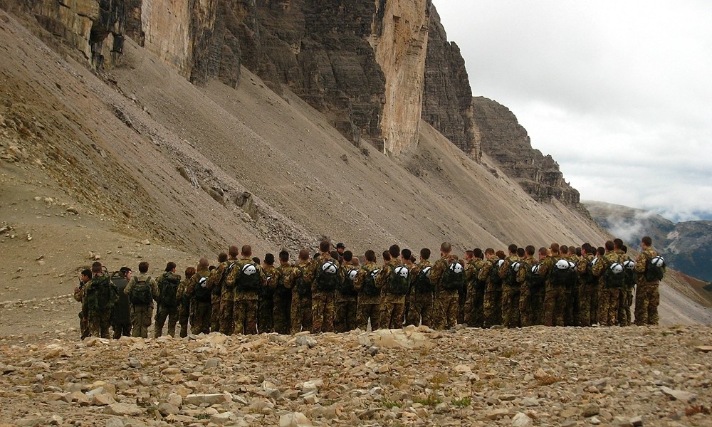 Compagnie de l'armée italienne sur les traces de leurs ancêtres