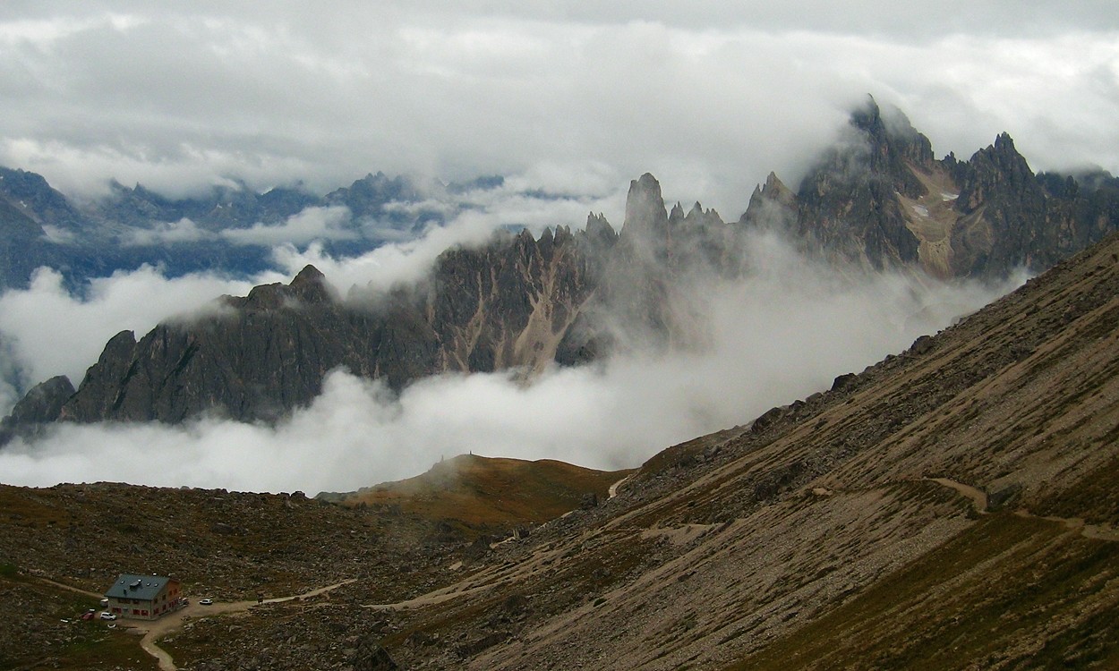Refuge Lavaredo et brumes sur l'arête E du Cianpedele (2346m)