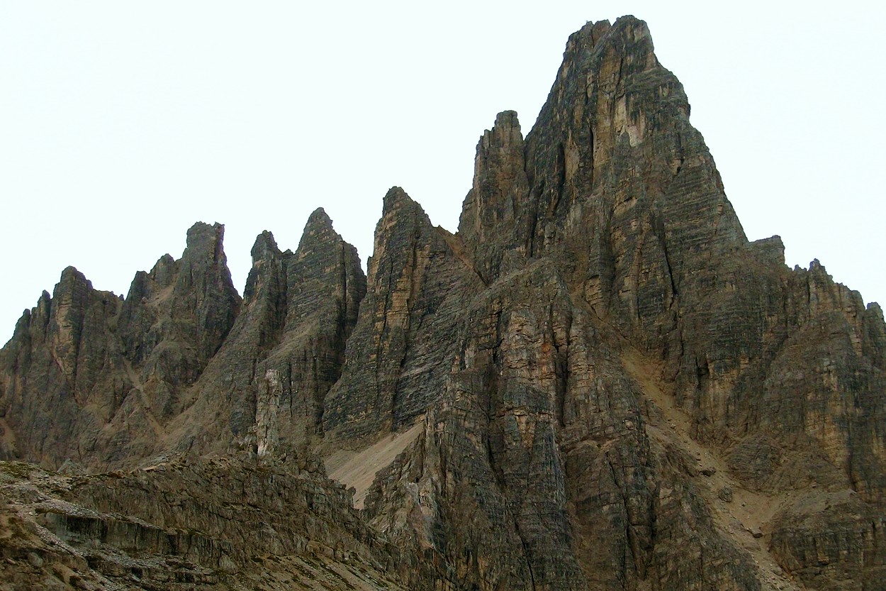 à G, l'arête E (sur le versant S de laquelle se déroule le Sentiero delle Forcelle) et arête N (via Innerkofler) du Monte Paterno
