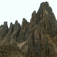 à G, l'arête E (sur le versant S de laquelle se déroule le Sentiero delle Forcelle) et arête N (via Innerkofler) du Monte Paterno