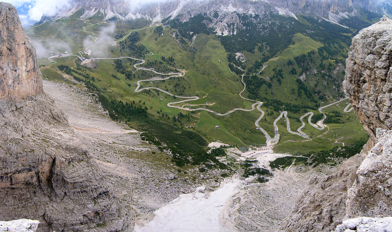 En bas du Val Setus : Passo Gardena et la route vers Corvara