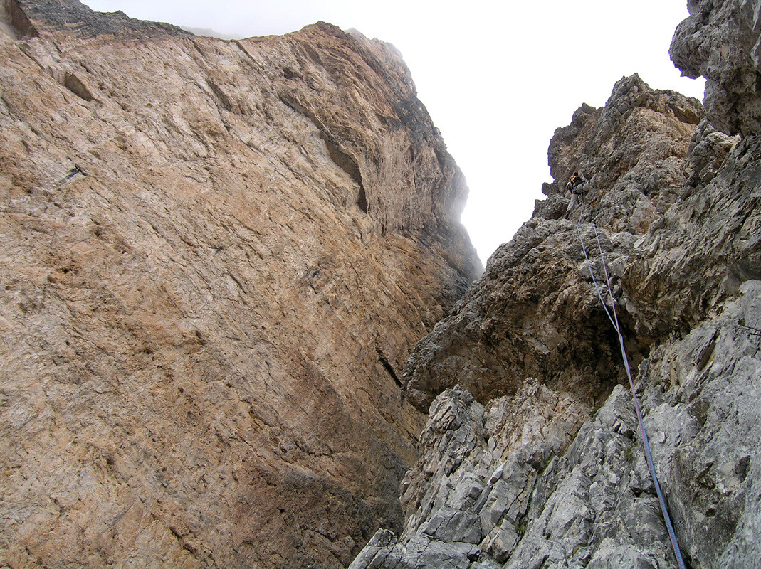 7ème longueur, à gauche l'immense paroi de la voie "40 anni della cima"
