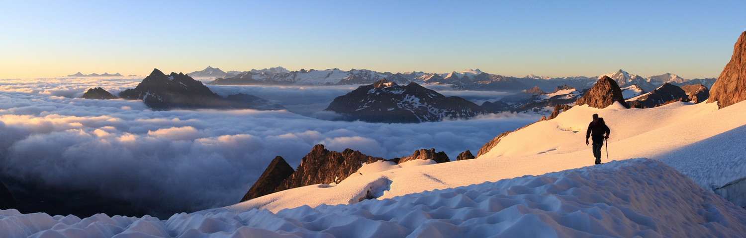 Levé de soleil sur le glacier de la Lée Blanche (Val d'Aoste)
