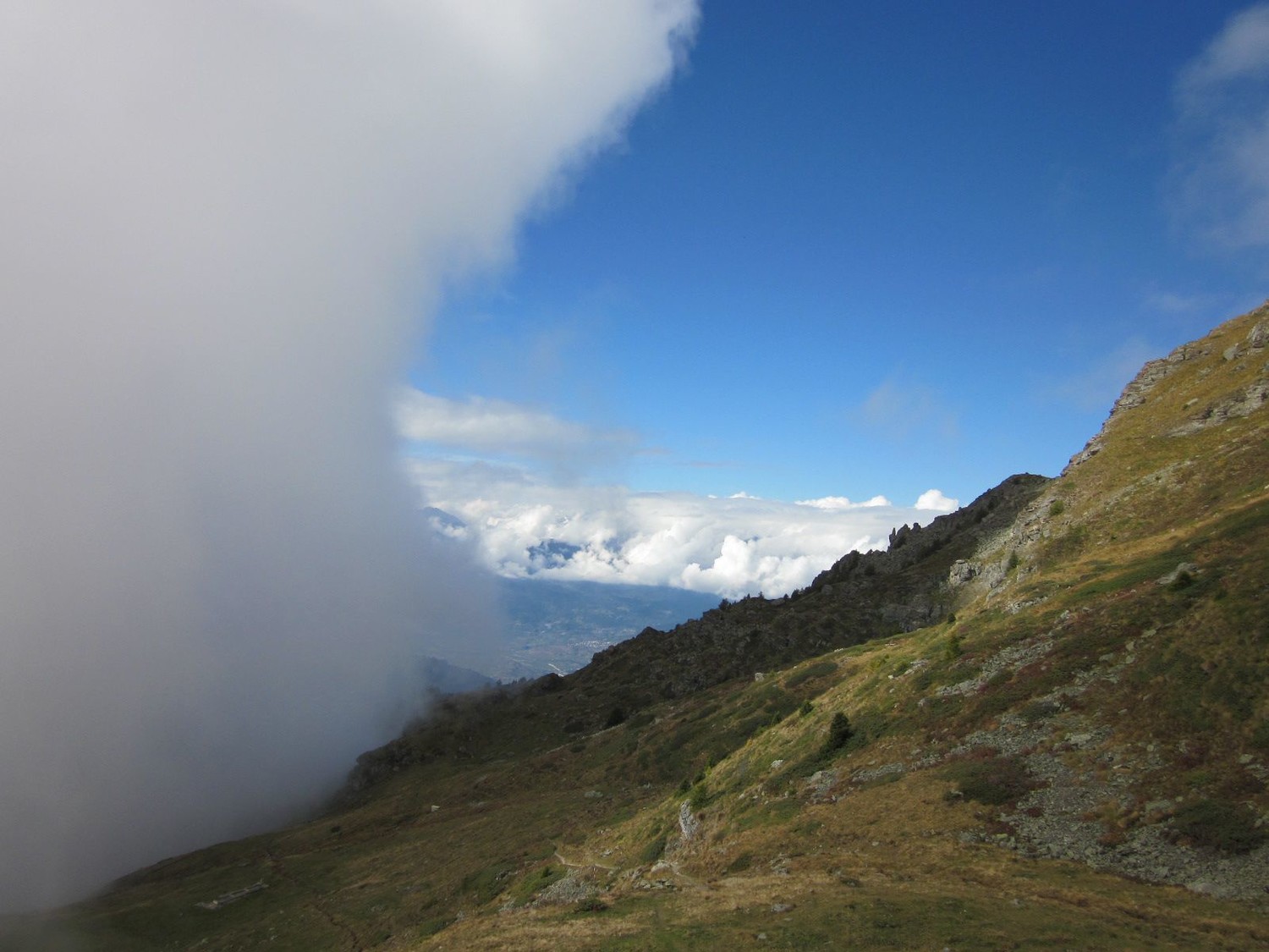 Descente avec vue vers la vallée